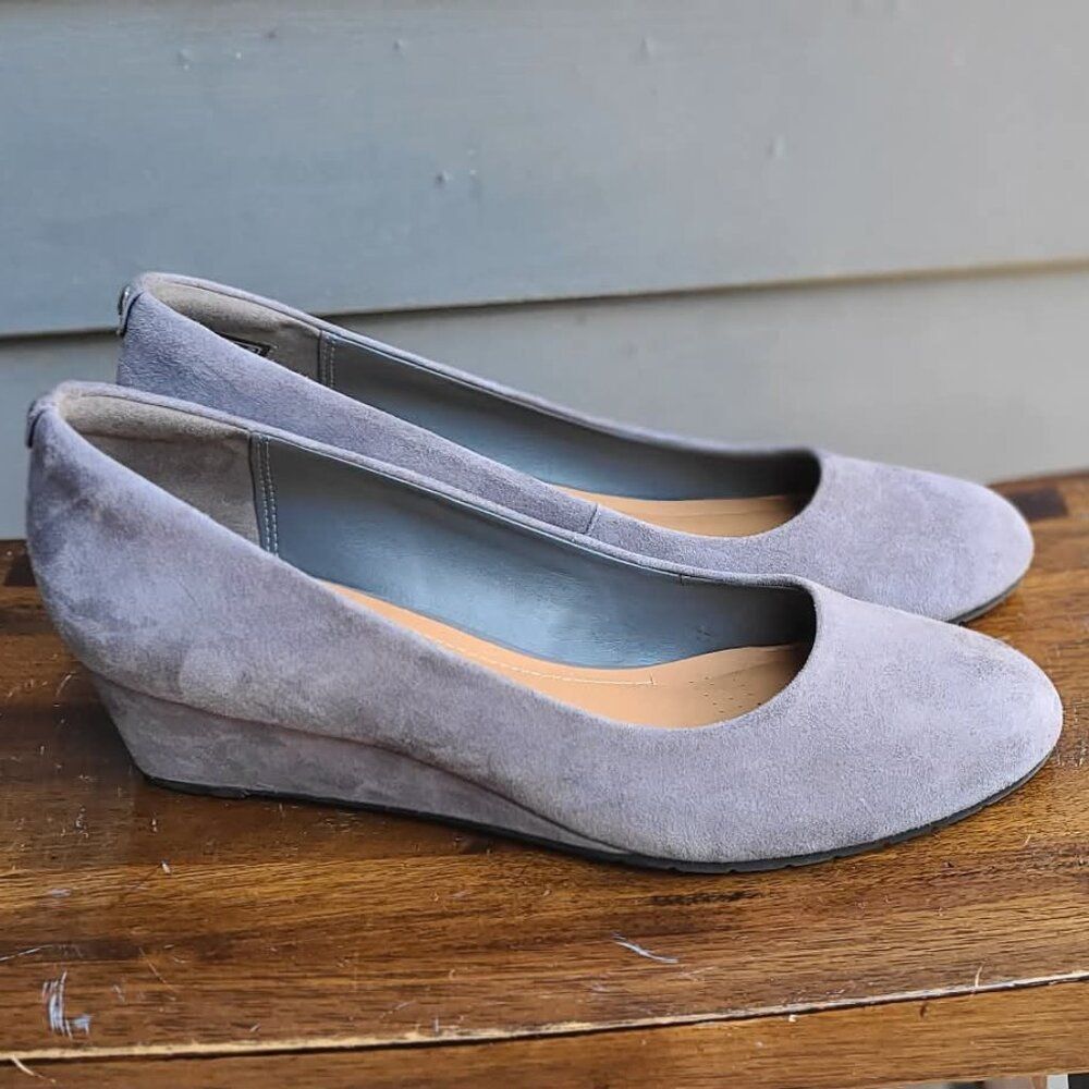 Clarks Gray Suede Vendra Bloom Wedge Pump size 8 NWOT!